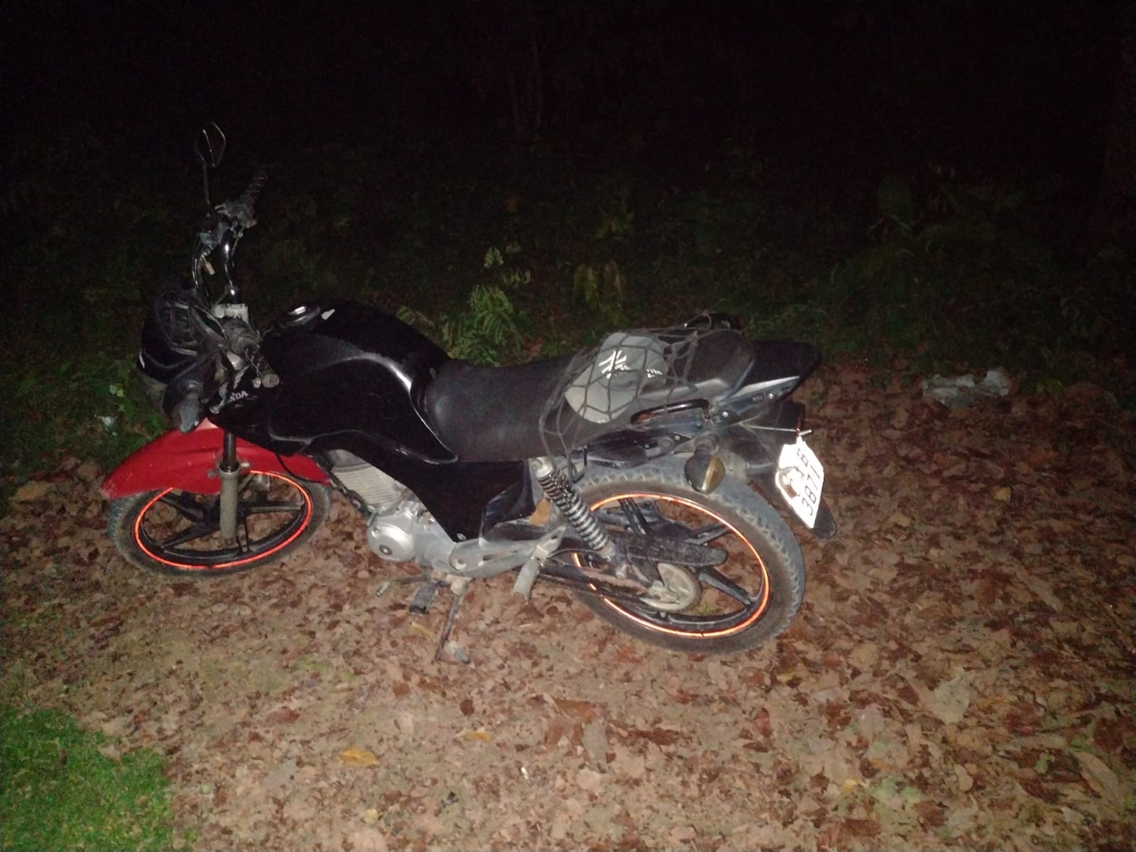 Moto encontrada no local pode pertencer a v&iacute;tima / Foto: Caio Guarlotte