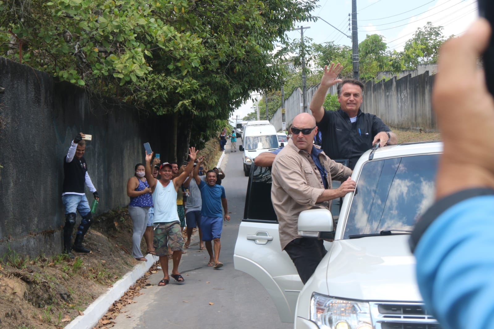 Bolsonaro cumprimenta apoiadores em Manaus - Foto: Jander Robson/ Portal do Holanda