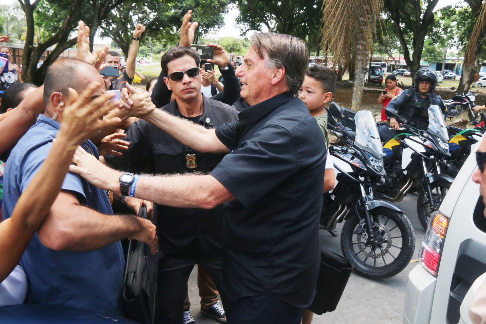 Bolsonaro cumprimenta apoiadores em Manaus - Foto: Jander Robson/ Portal do Holanda