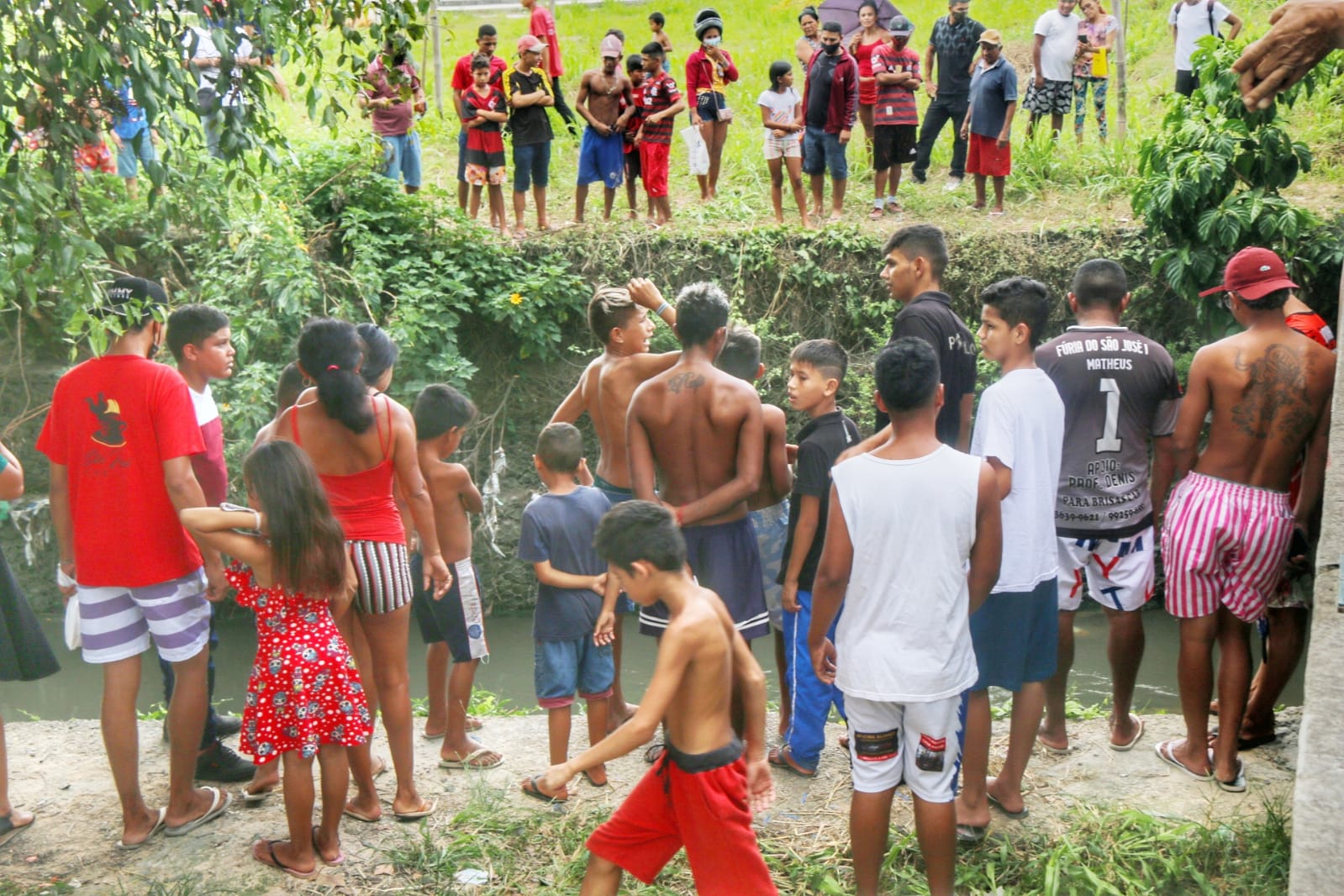 Curiosos no local onde foram encontrado os membros do homem - Foto: Jander Robson/Portal do Holanda