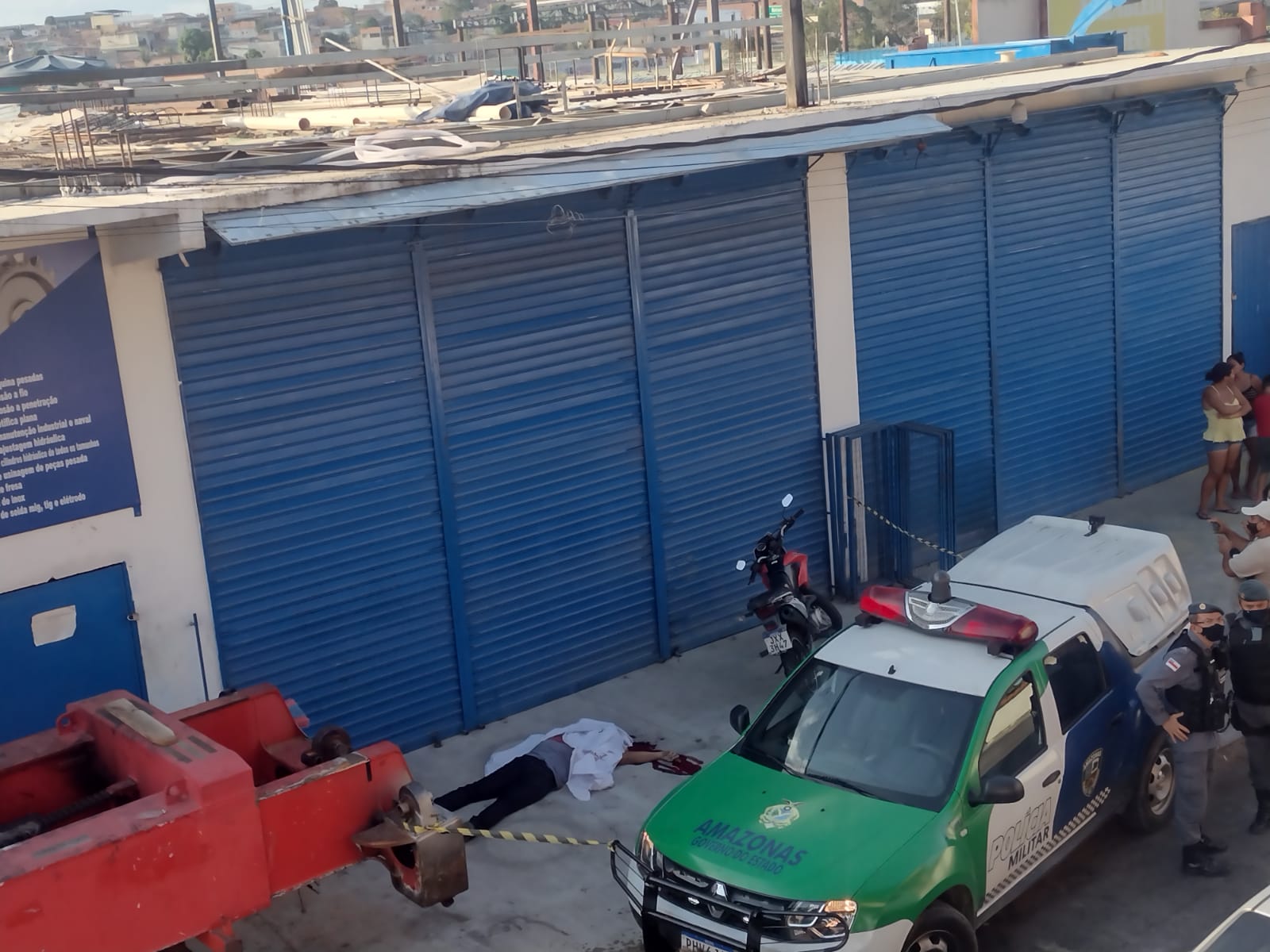 Jovem foi morto a tiros no Tancredo Neves - Foto: Caio Guarlotte/Portal do Holanda