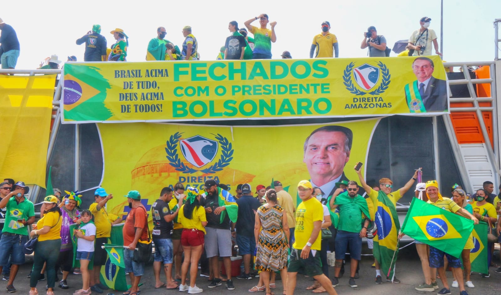 Apoiadores de Bolsonaro na Ponta Negra - Foto: Jander Robson/ Portal do Holanda
