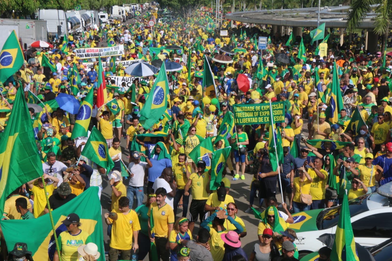 Apoiadores de Bolsonaro na Ponta Negra - Foto: Jander Robson/ Portal do Holanda