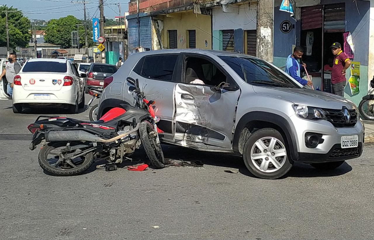 Acidente entre carro e moto deixa dois feridos - Foto: Divulga&ccedil;&atilde;o