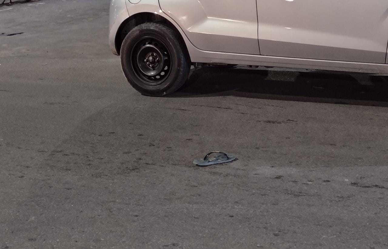 Assassino deixou a sand&aacute;lia durante a fuga - Foto: Caio Guarlotte