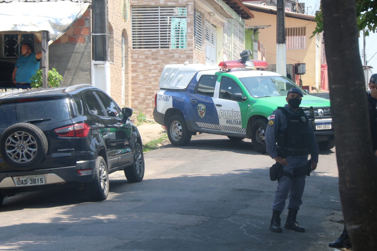 Corpo da enfermeira est&aacute; dentro do carro - Foto: Jander Robson/ Portal do Holanda