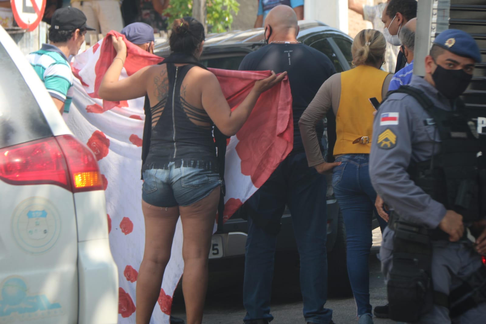 Mulher foi encontrada apenas com uma toalha no porta-malas - Foto: Jander Robson/Portal do Holanda 