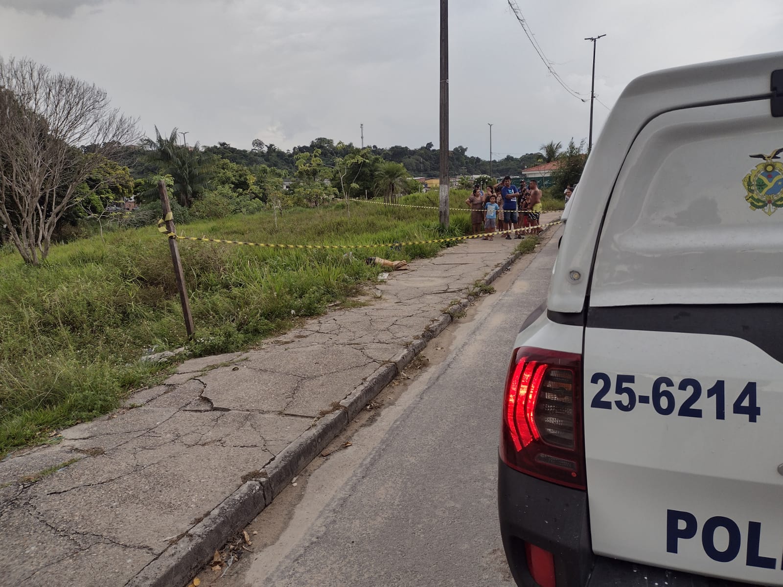Homem foi enrolado em rede e colado em saco - Foto: Caio Guarlotte/Portal do Holanda