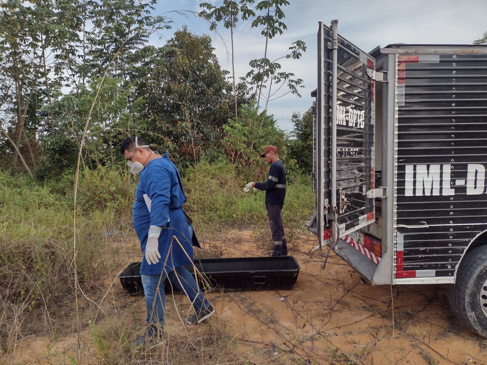 IML no local para fazer a remo&ccedil;&atilde;o do corpo - Foto: Caio Guarlotte/Portal do Holanda