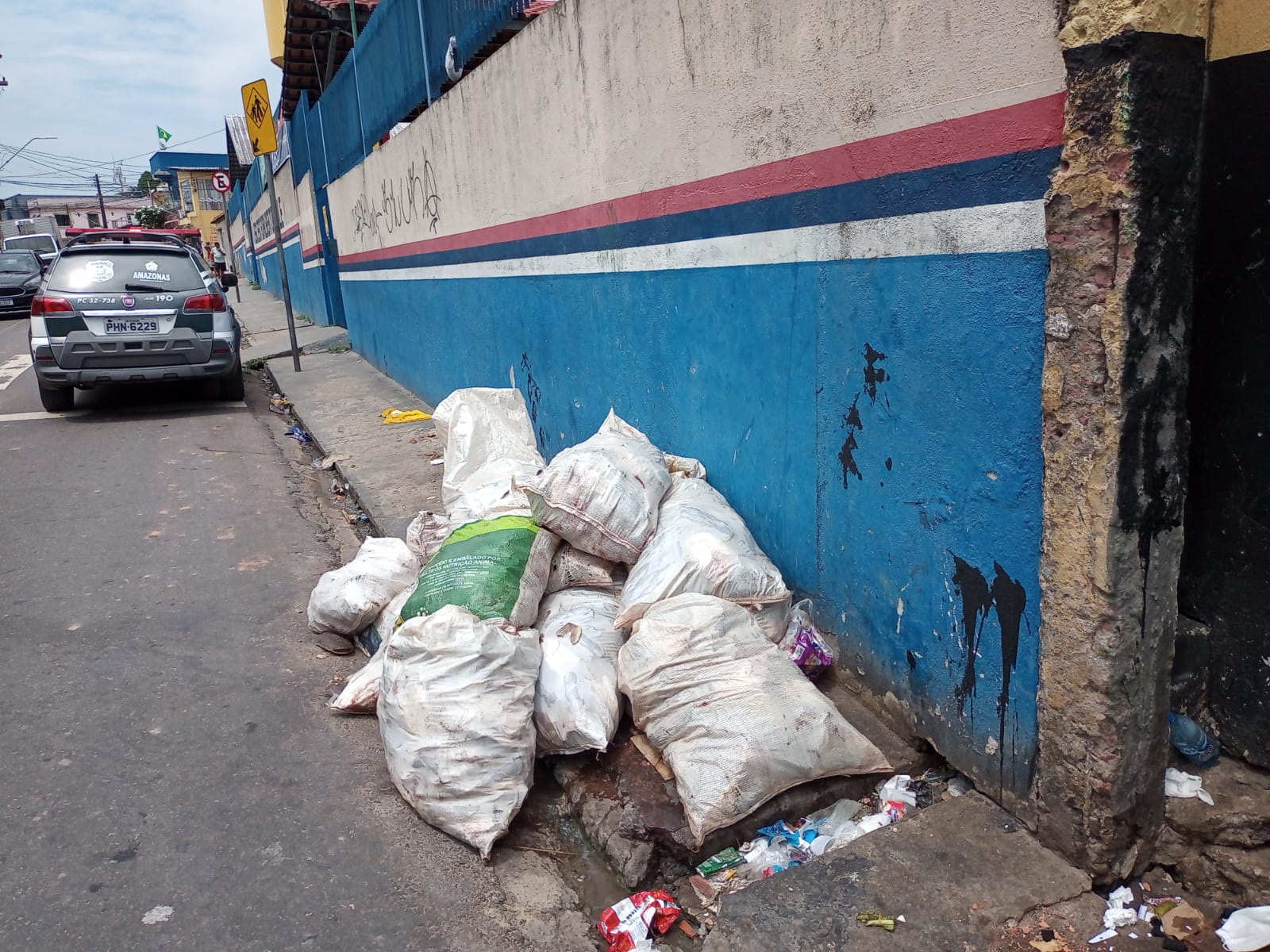 Populares descartam lixo em cal&ccedil;ada de escola - Foto: Divulga&ccedil;&atilde;o