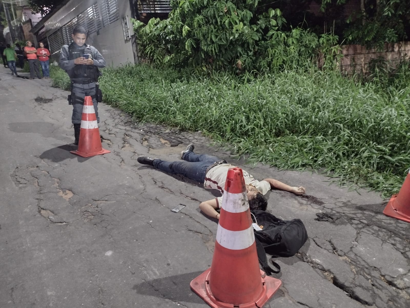 Moradores afirmam que os baleados estavam fazendo assalto. A PC vai investigar. / Foto: Caio Guarlotte