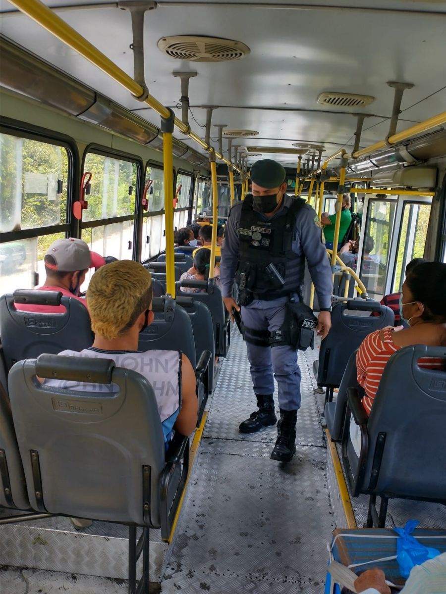 Policiamento dentro dos &ocirc;nibus para coibir a&ccedil;&otilde;es criminosas - Foto: Reprodu&ccedil;&atilde;o