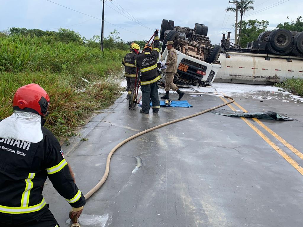 Caminh&atilde;o tomba e motorista morre na AM-010 - Foto: Corpo de Bombeiros