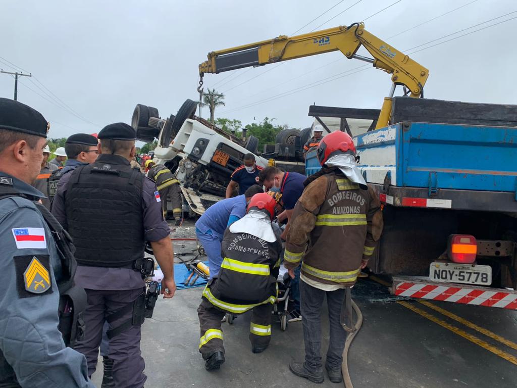 Caminh&atilde;o tomba e motorista morre na AM-010 - Foto: Corpo de Bombeiros