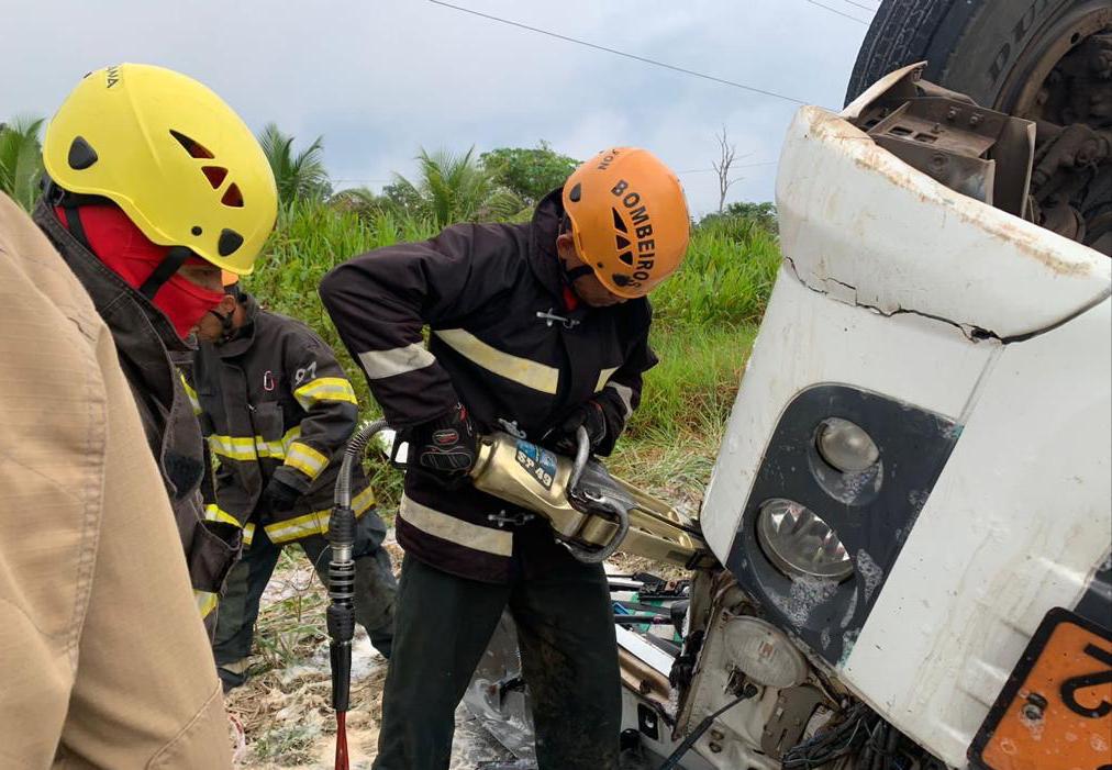Caminh&atilde;o tomba e motorista morre na AM-010 - Foto: Corpo de Bombeiros