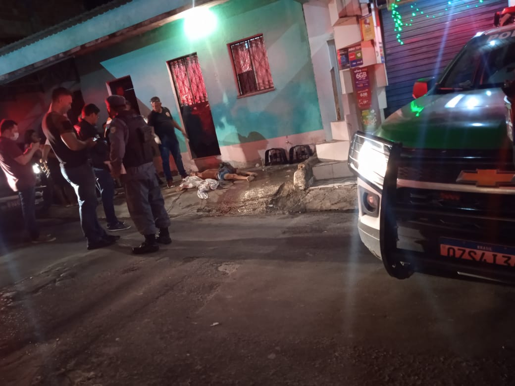 V&iacute;tima foi executada por ocupantes de um carro - Foto: Caio Guarlotte/Portal do Holanda