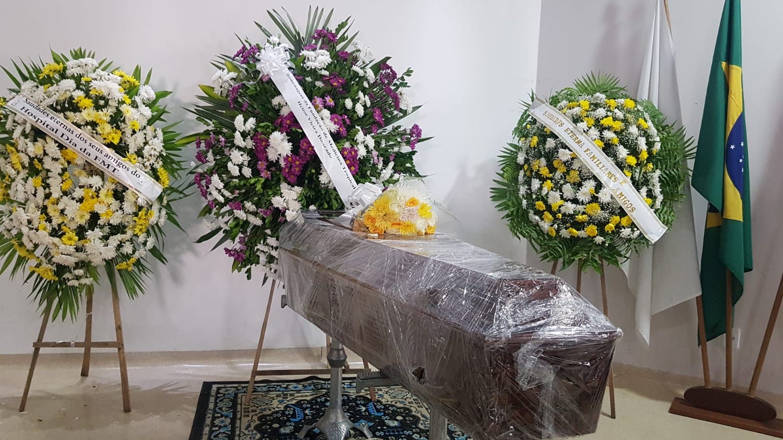 Corpo de Emanuel sendo velado na Funda&ccedil;&atilde;o de Medicina Tropical