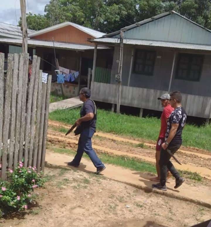 Suspeito sendo preso pela pol&iacute;cia no Bairro Nossa Senhora do Perp&eacute;tuo Socorro, em Eirunep&eacute;.