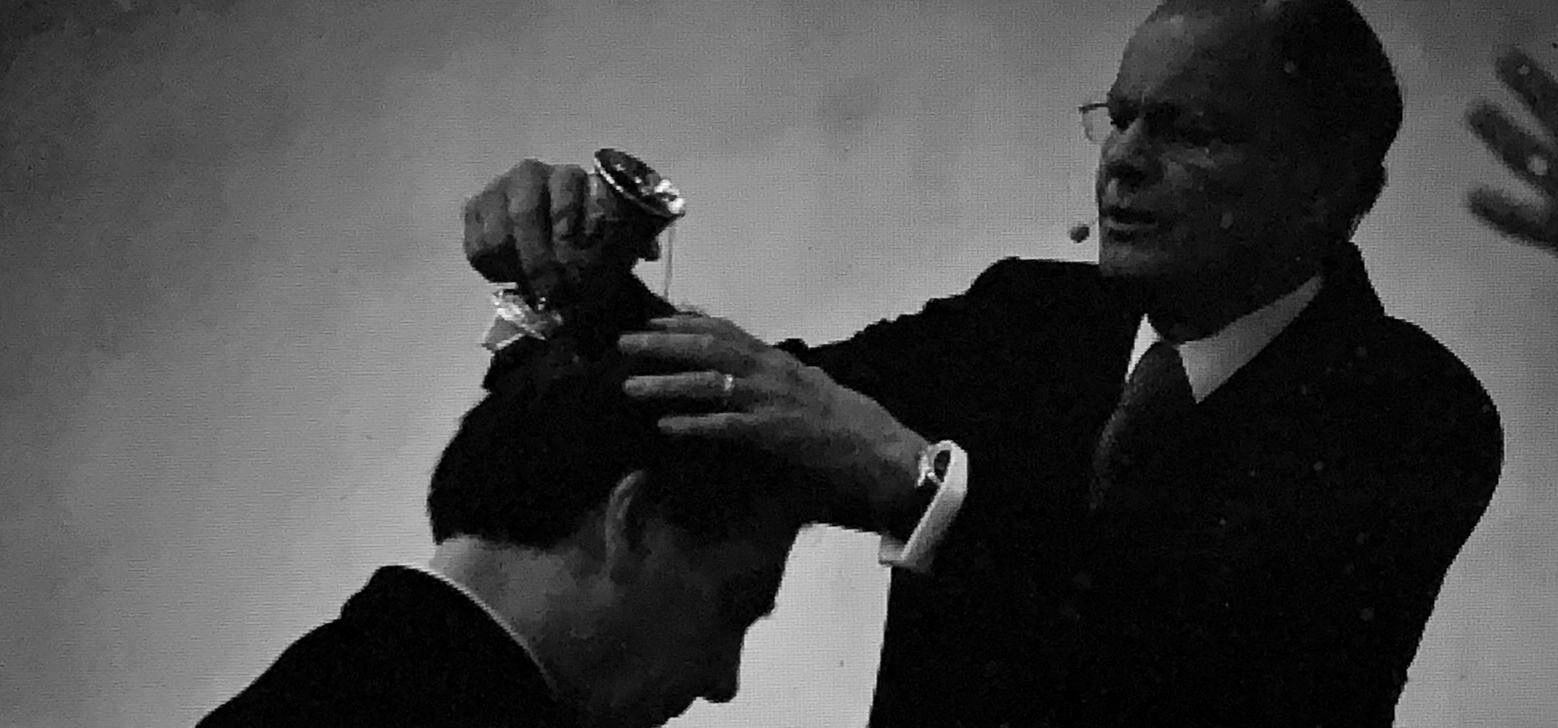 Bolsonaro sendo aben&ccedil;oado pelo bispo Edir Macedo - Foto: Igreja Universal