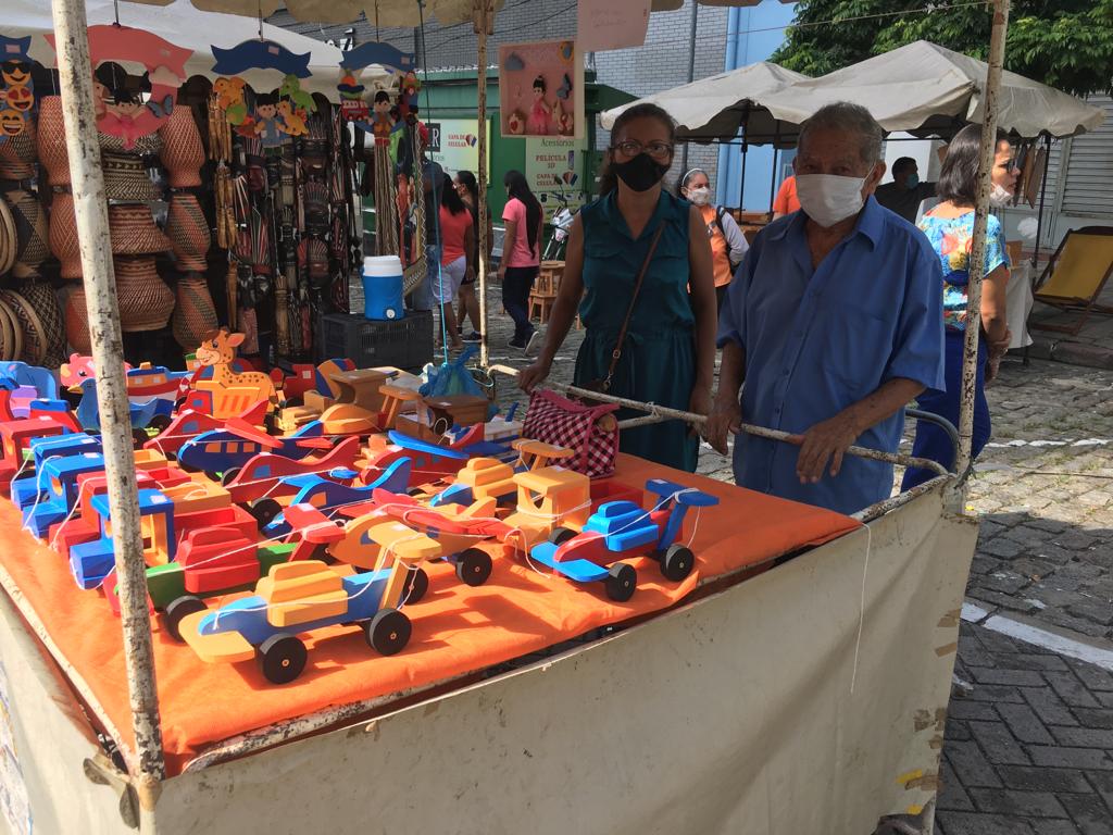 Seu Vitinho e a filha Patr&iacute;cia Martins, na Feira de Artesanato da Eduardo Ribeiro -Foto: Portal do Holanda 
