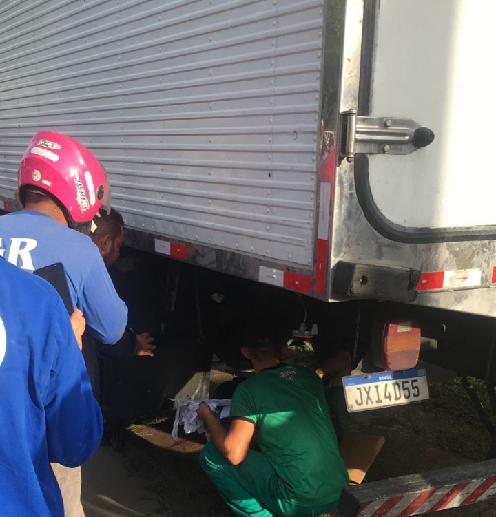 Motorista e passageiro ficaram feridos/Foto: Portal do Holanda