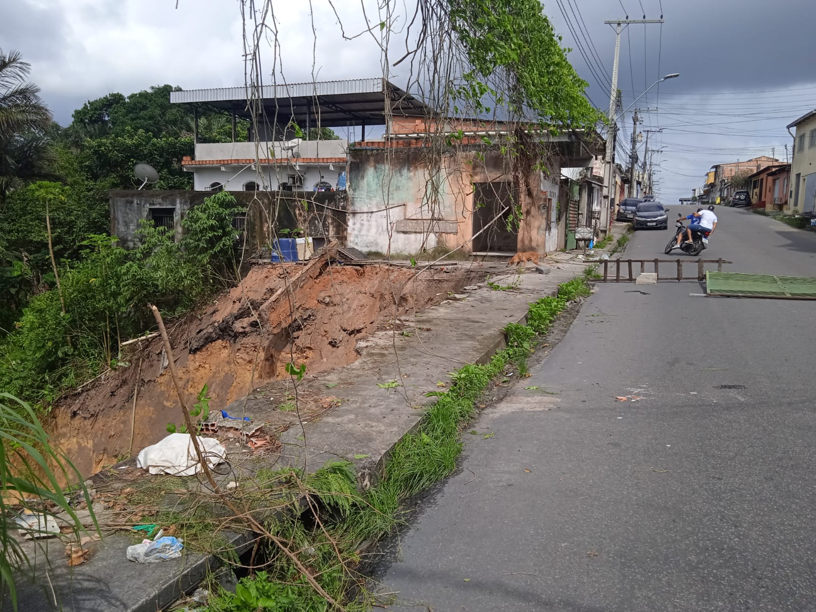 A rua foi interditada - Foto: Caio Guarlotte / Portal do Holanda