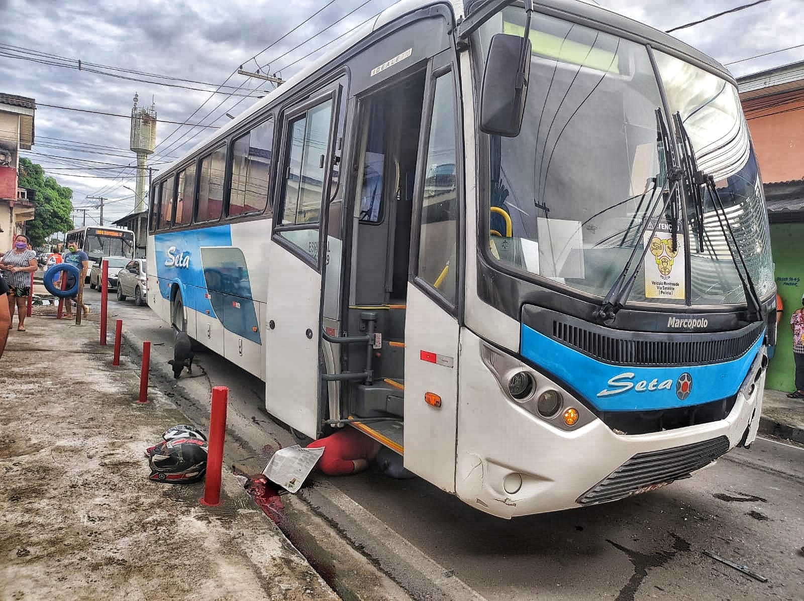 Homem foi parar embaixo de &ocirc;nibus - Foto: Jander Robson/Portal do Holanda
