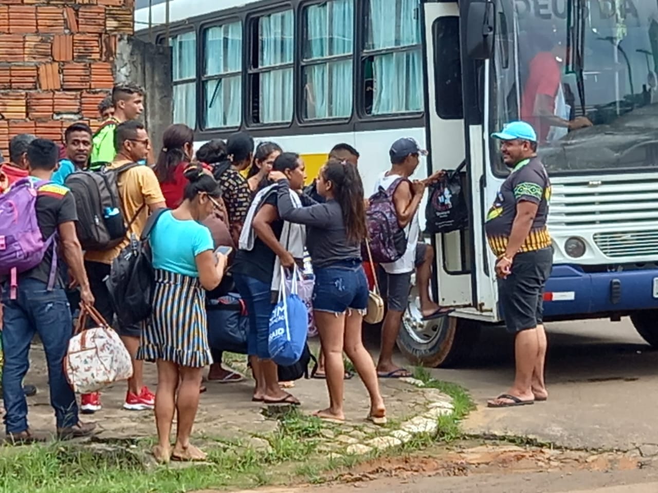 &Ocirc;nibus e Barco levaram as pessoas at&eacute; a assembl&eacute;ia - Foto: Divulga&ccedil;&atilde;o