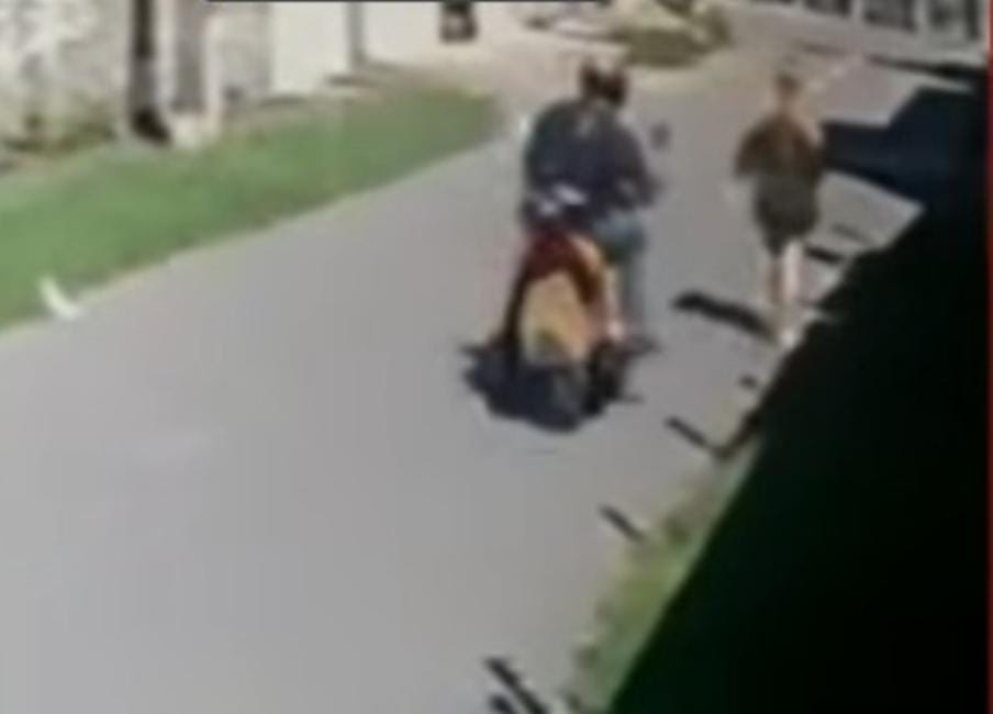 C&acirc;mera flagrou o suspeito dando um tapa na bunda da mulher / Foto: Reprodu&ccedil;&atilde;o