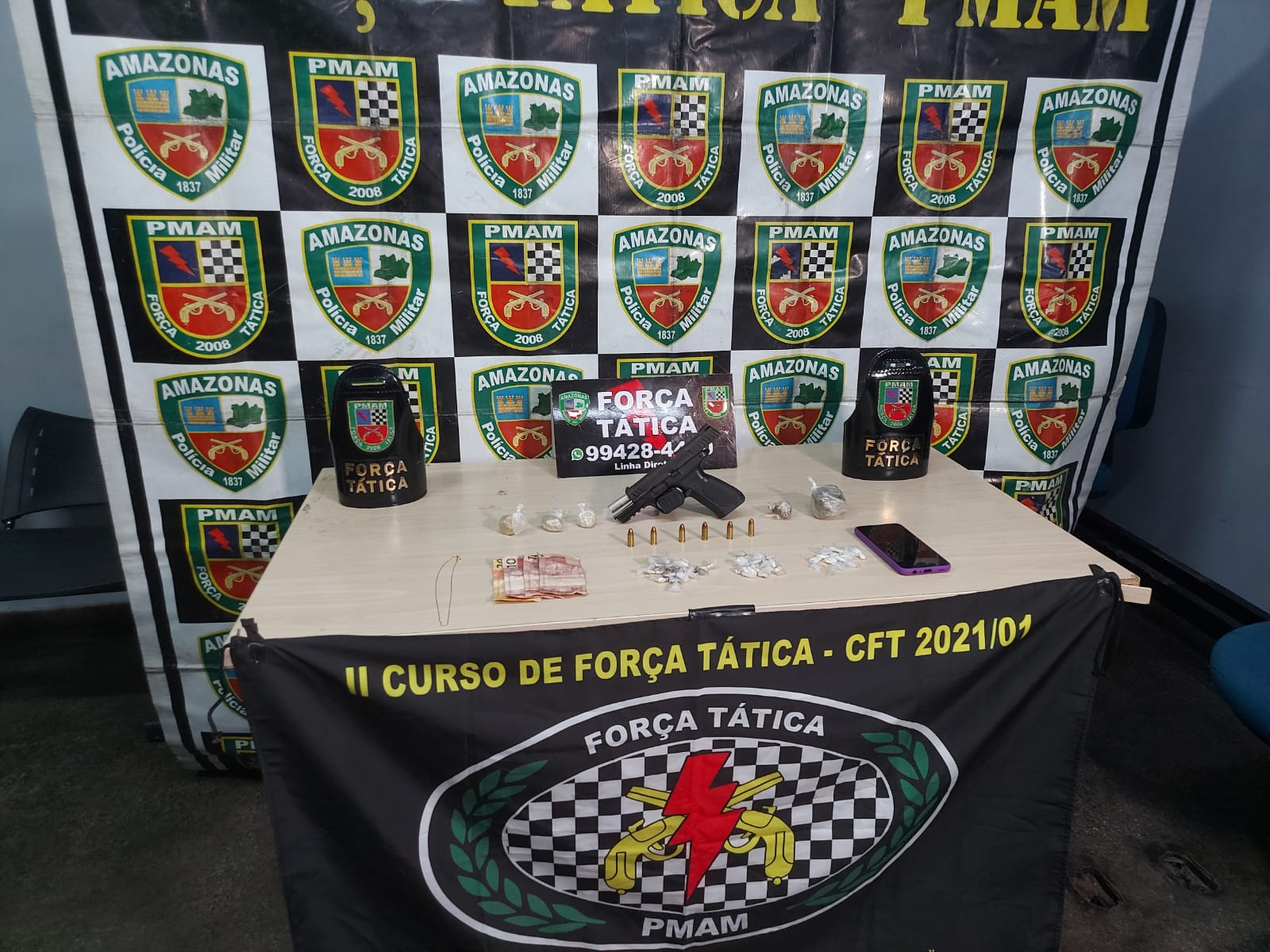 Material encontrada no kitnet em que os suspeitos estavam escondidos / Foto: Divulga&ccedil;&atilde;o