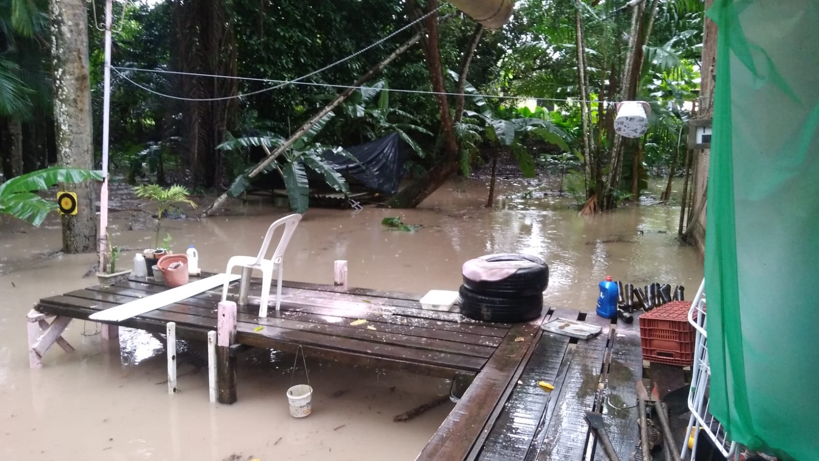 Resid&ecirc;ncia alagada na Efig&ecirc;nio Sales