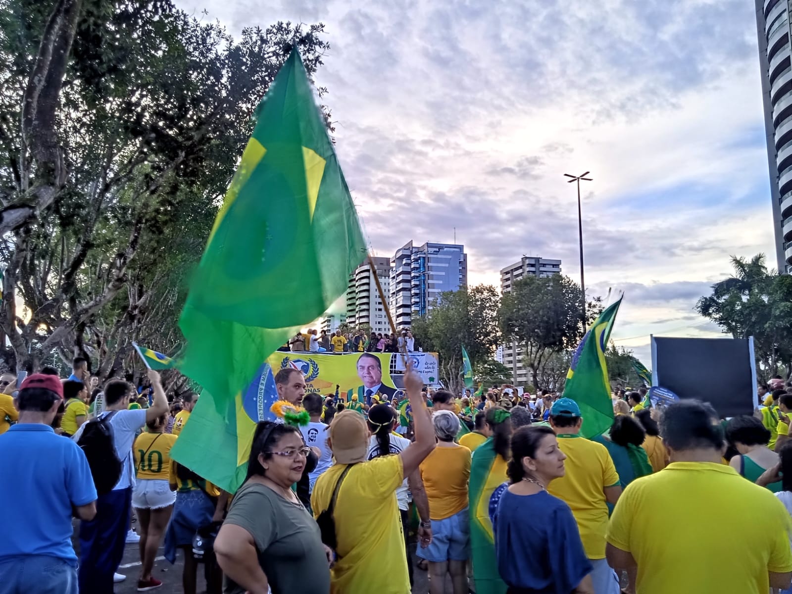 Apoiadores de Bolsonaro na Ponta Negra - Foto: Caio Guarlotte/Portal do Holanda