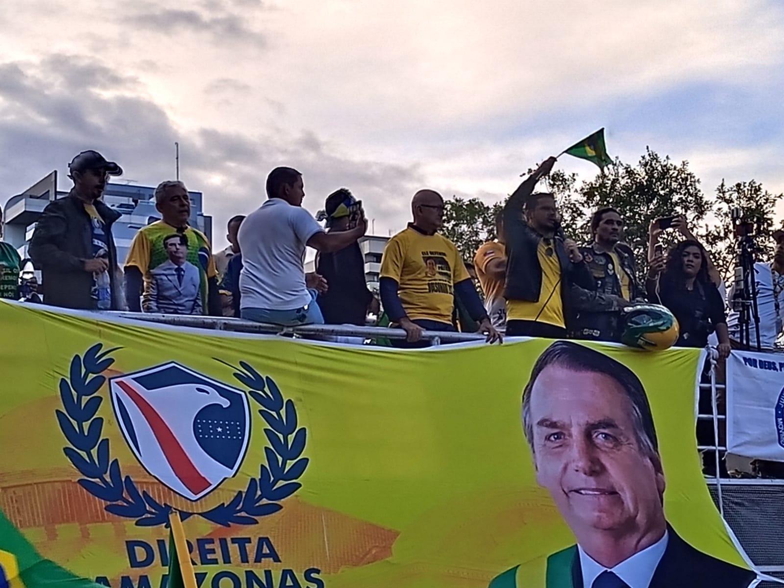 Capit&atilde;o Alberto Neto e Coronel Menezes com apoiadores de Bolsonaro - Foto: Caio Guarlotte/Portal do Holanda