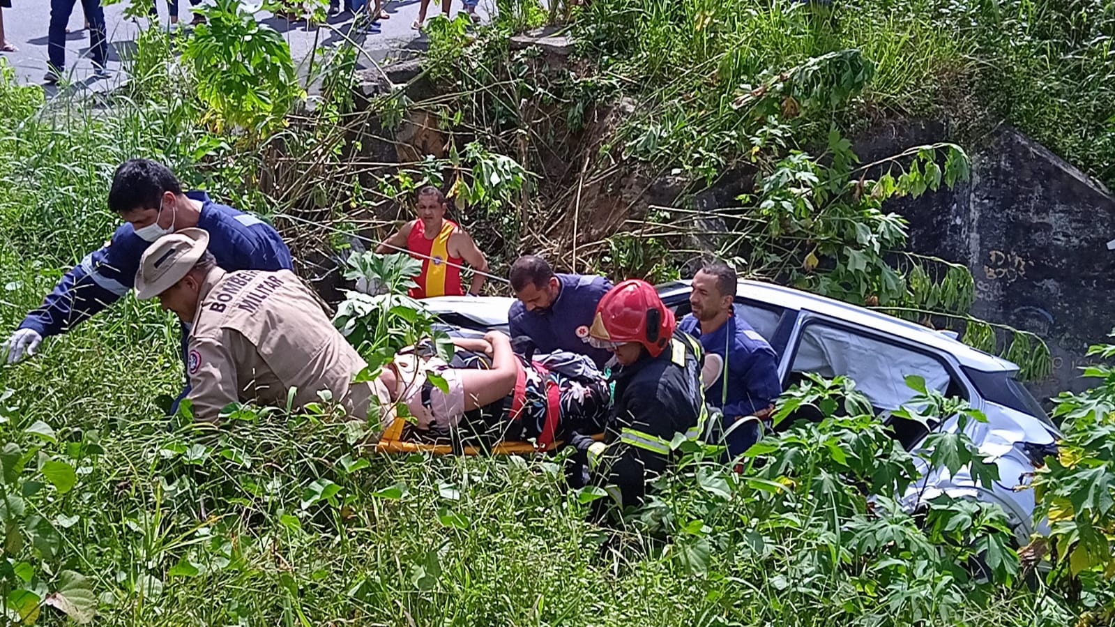 Passageira ficou presa nas ferragens e foi retirada pelos Bombeiros - Foto: Caio Guarlotte/ Portal do Holanda