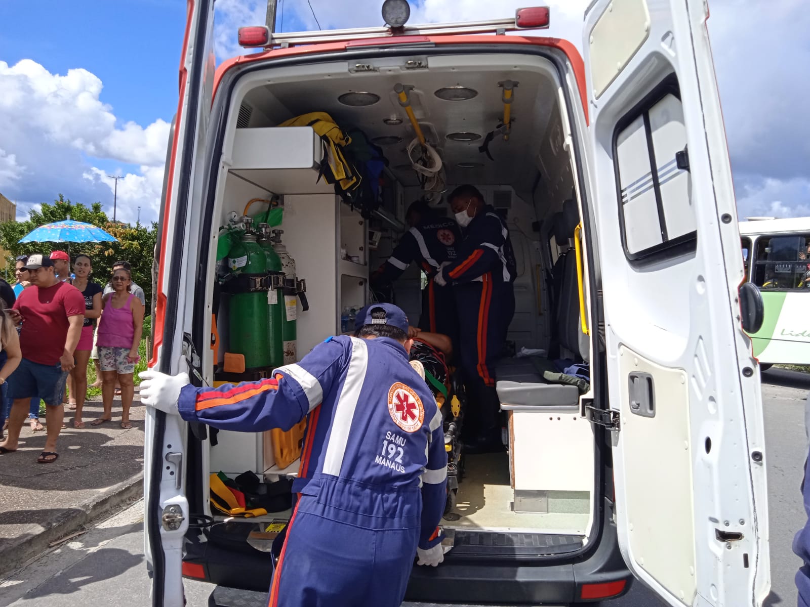 Samu atendeu as v&iacute;timas - Foto: Caio Guarlotte/Portal do Holanda