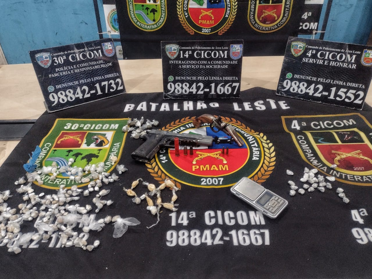Dupla foi detida com armas e drogas - Foto: Jander Robson