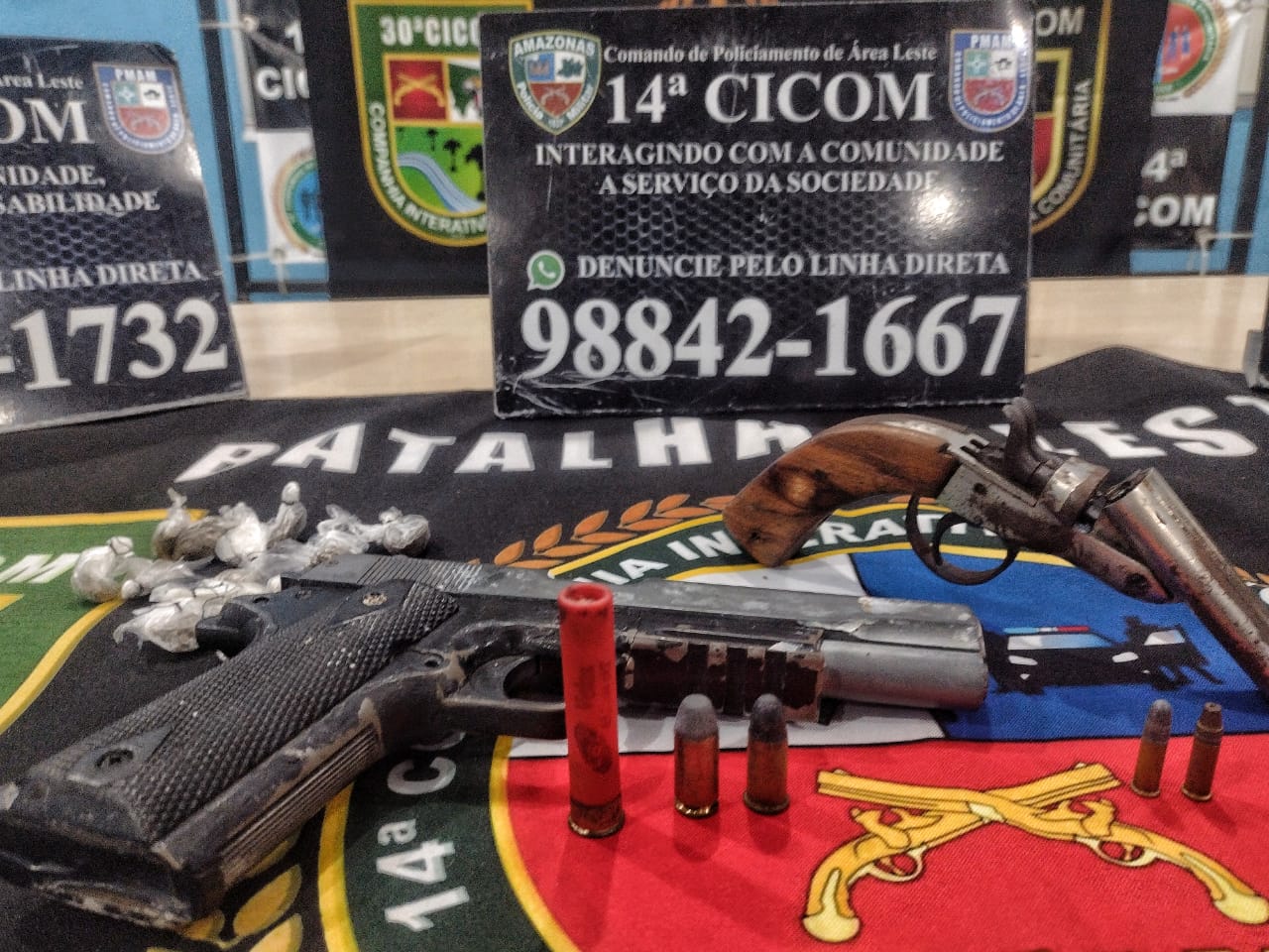 Dupla foi detida com armas e drogas - Foto: Jander Robson