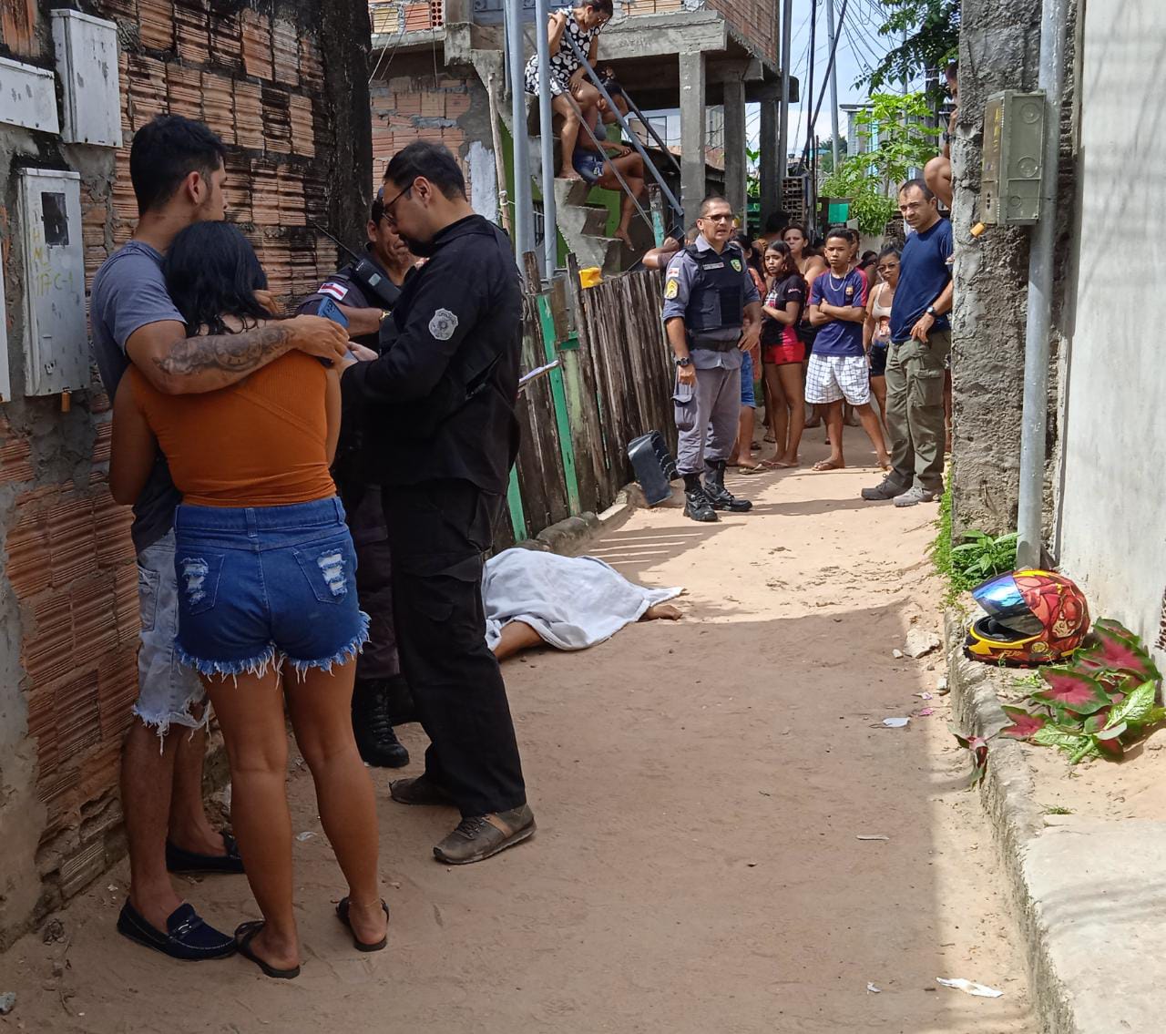 Ajudante de pedreiro &eacute; morto a tiros em beco - Foto: Caio Guarlotte/ Portal do Holanda