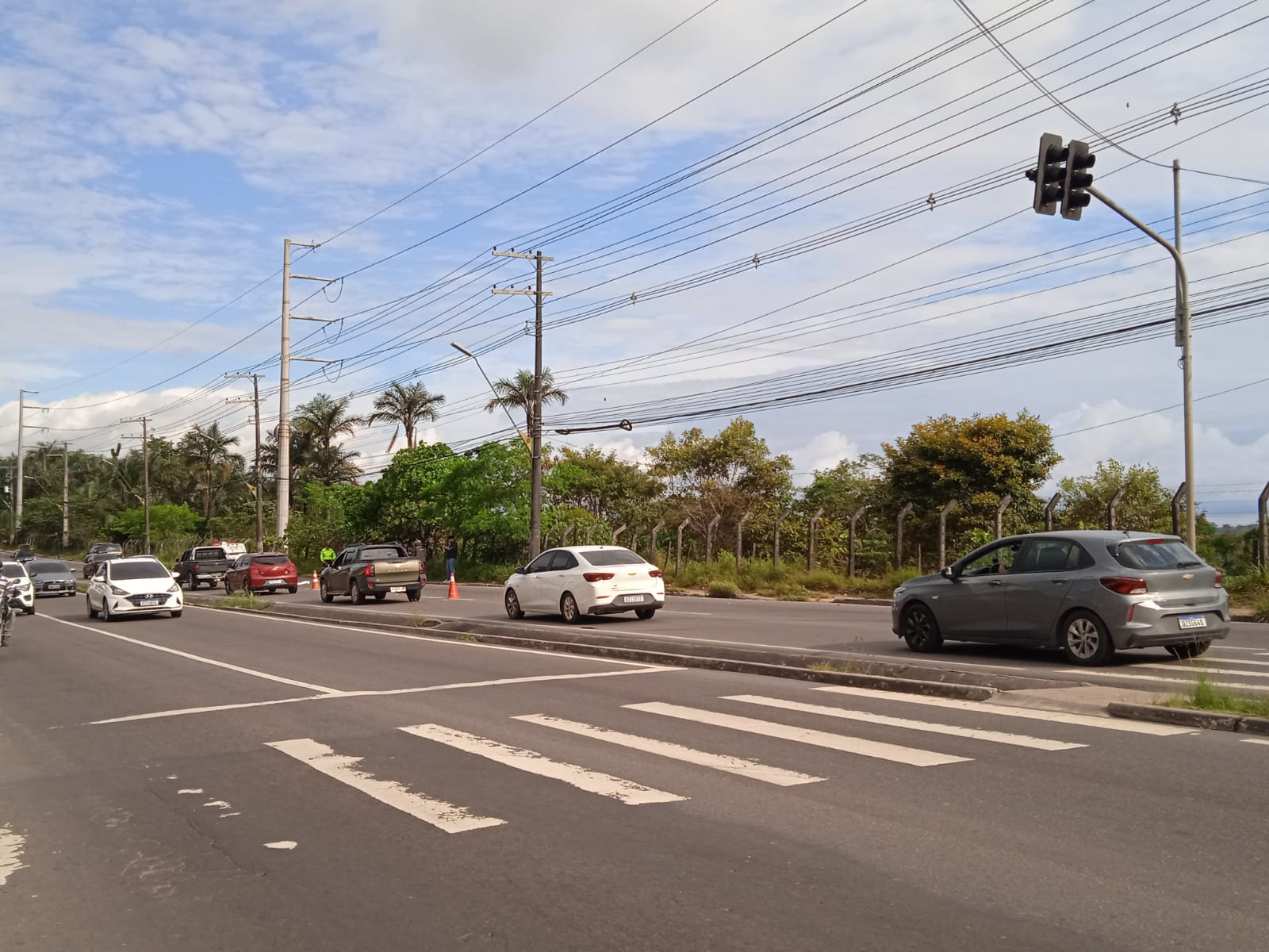 Acidente ocorreu a poucos metros de faixa de pedestre e sem&aacute;foro - Foto: Portal do Holanda