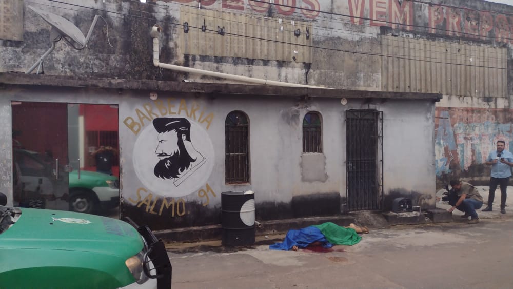 Barbeiro &eacute; executado a tiros na Compensa - Foto: Jander Robson/ Portal do Holanda