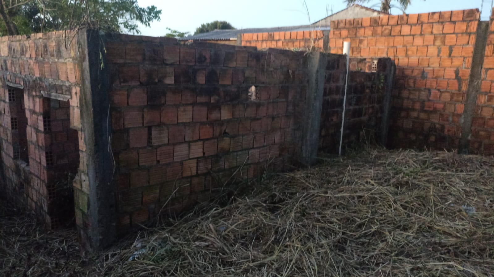 Constru&ccedil;&atilde;o onde v&iacute;tima foi encontrada / Foto: Caio Guarlotte / Portal do Holanda