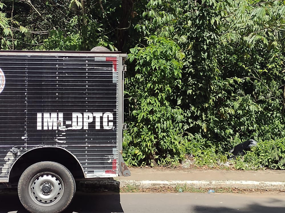 Homem foi encontrado morto na avenida do Turismo - Foto: Jander Robson/ Portal do Holanda