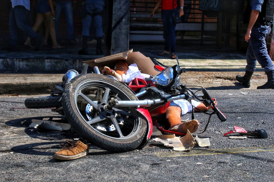 Motociclista morre em acidente com ca&ccedil;amba - Foto: Jander Robson/ Portal do Holanda