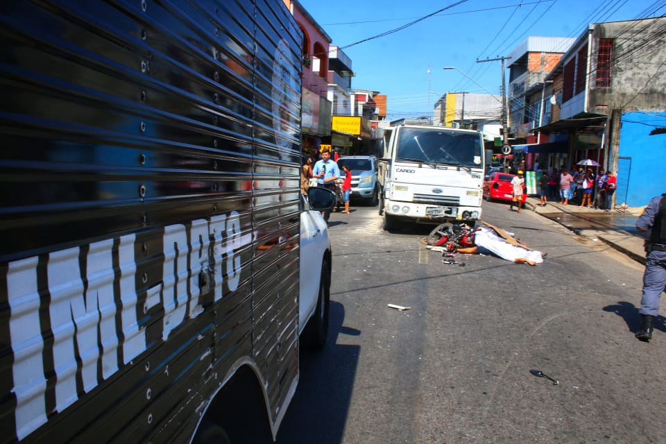 Motociclista morre em acidente com ca&ccedil;amba - Foto: Jander Robson/ Portal do Holanda