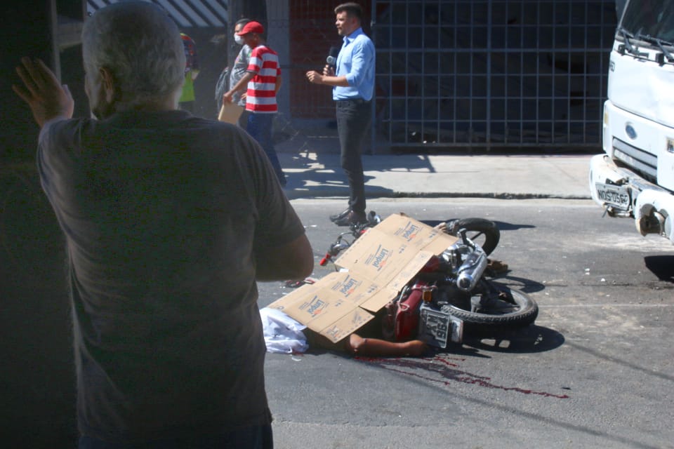 Motociclista morre em acidente com ca&ccedil;amba - Foto: Jander Robson/ Portal do Holanda