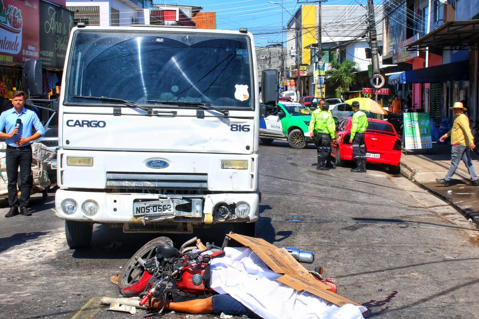 Motociclista morre em acidente com ca&ccedil;amba - Foto: Jander Robson/ Portal do Holanda