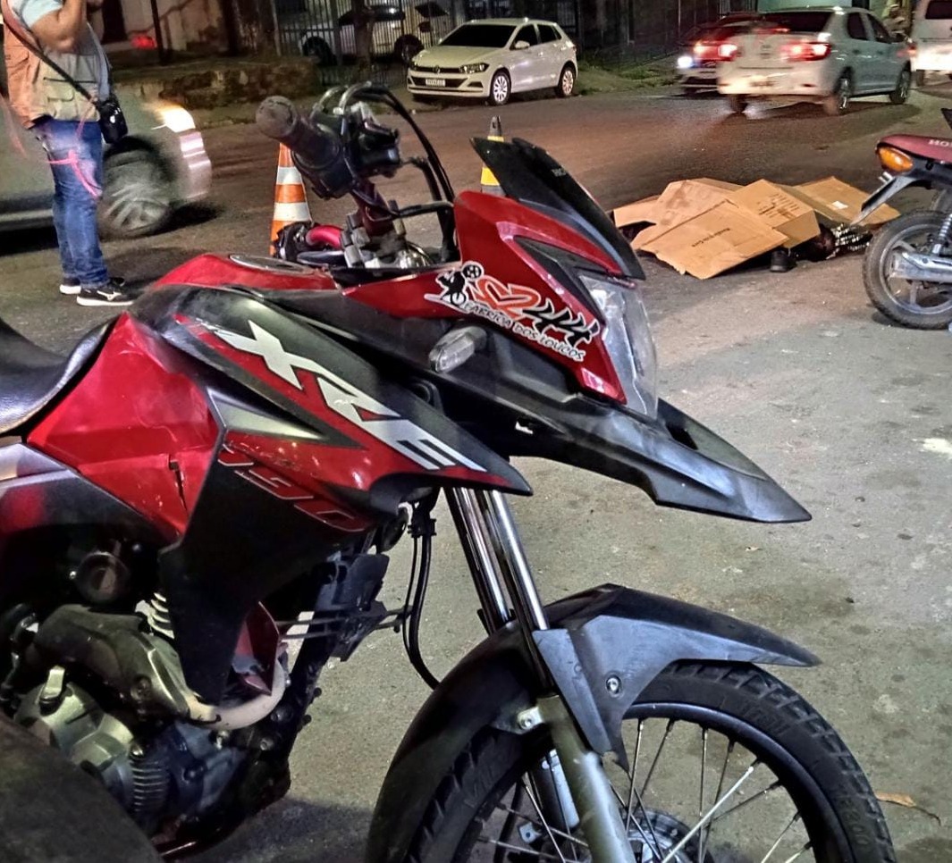 Duas pessoas em uma motocicleta atropelaram o pedestre / Foto: Caio Guarlotte/Portal do Holanda