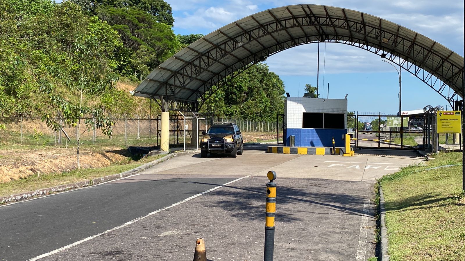 Viatura da PF saindo do aeroporto Eduardinho em Manaus - Foto: Divulga&ccedil;&atilde;o