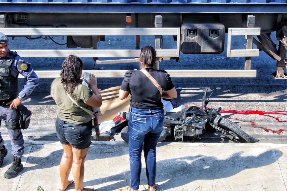 Mulher e irm&atilde; da v&iacute;tima - Foto: Jander Robson / Portal do Holanda