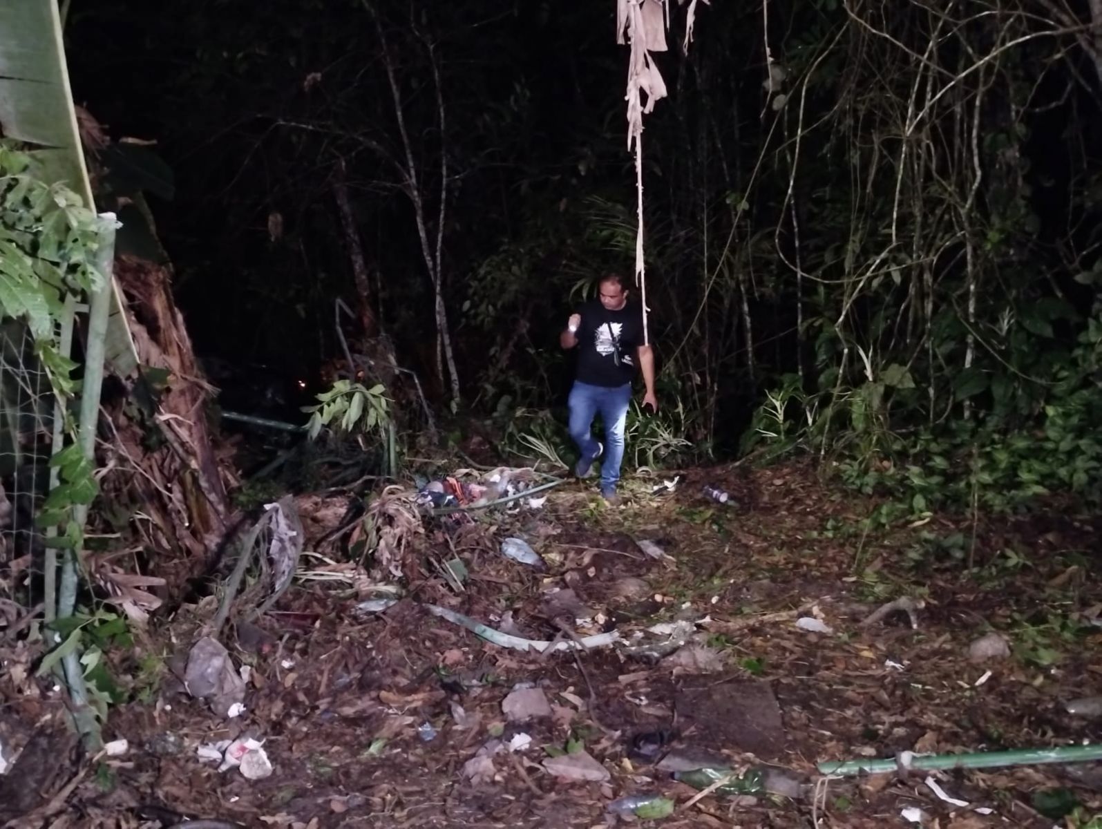 Motorista atropelou dois pedestres e fugiu - Foto: Caio Guarlotte/ Portal do Holanda